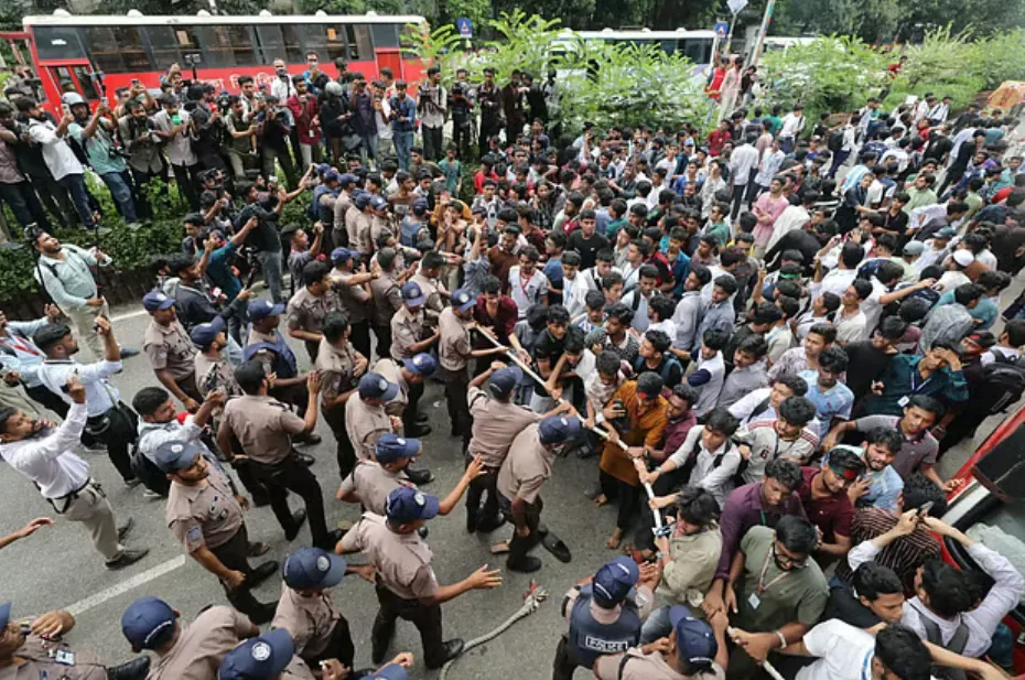 হঠাৎ উত্তাল ঢাবি
